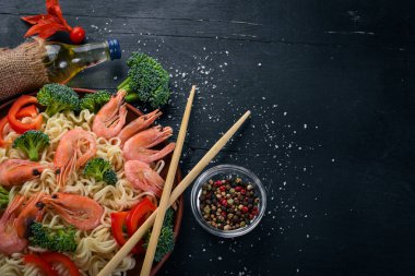 Deniz ürünleri ve sebze ile Asya gıda. Karides, brokoli, kırmızı biber, baharatlar. Üstten Görünüm. Metin için boş alan.