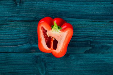 Ahşap bir yüzey üzerinde kırmızı biber. Üstten Görünüm. Metin için boş alan.