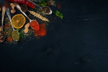 Baharat ve otlar. Baharatlar büyük bir ürün yelpazesine. Hint Mutfak. Ahşap masanın üstünde. Üstten Görünüm. Metin için boş alan.