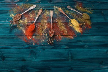 Baharat ve otlar. Baharatlar büyük bir ürün yelpazesine. Hint Mutfak. Ahşap masanın üstünde. Üstten Görünüm. Metin için boş alan.