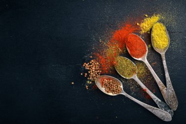 Baharat ve otlar. Baharatlar büyük bir ürün yelpazesine. Hint Mutfak. Ahşap masanın üstünde. Üstten Görünüm. Metin için boş alan.