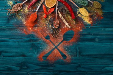 Baharat ve otlar. Baharatlar büyük bir ürün yelpazesine. Hint Mutfak. Ahşap masanın üstünde. Üstten Görünüm. Metin için boş alan.