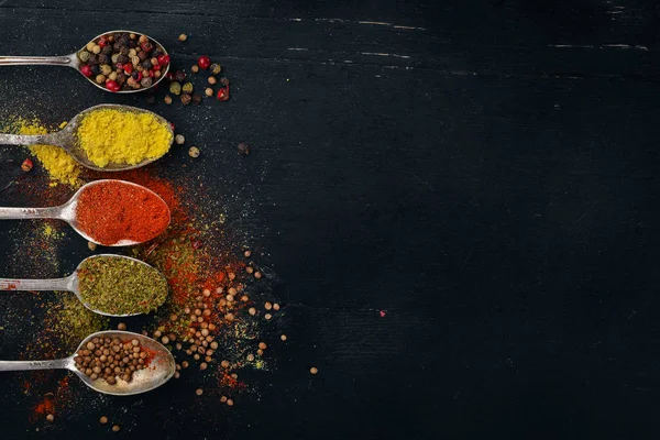 Gewürze und Kräuter. eine große Auswahl an Gewürzen. Indische Küche. auf dem Holztisch. Ansicht von oben. Freiraum für Text. — Stockfoto