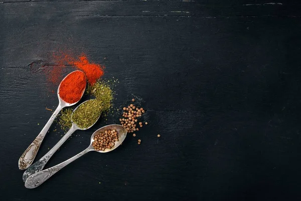 Fűszerek és fűszernövények. A fűszerek nagy választékban. Indiai konyha. A fából készült asztal. Felülnézet. Szabad hely a szöveg. — Stock Fotó
