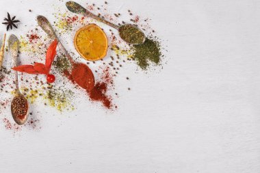 Baharat ve otlar. Baharatlar büyük bir ürün yelpazesine. Hint Mutfak. Ahşap masanın üstünde. Üstten Görünüm. Metin için boş alan.