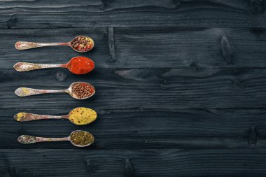 Baharat ve otlar. Baharatlar büyük bir ürün yelpazesine. Hint Mutfak. Ahşap masanın üstünde. Üstten Görünüm. Metin için boş alan.