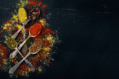 Baharat ve otlar. Baharatlar büyük bir ürün yelpazesine. Hint Mutfak. Ahşap masanın üstünde. Üstten Görünüm. Metin için boş alan.