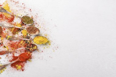 Baharat ve otlar. Baharatlar büyük bir ürün yelpazesine. Hint Mutfak. Ahşap masanın üstünde. Üstten Görünüm. Metin için boş alan.