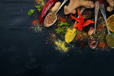 Baharat ve otlar. Baharatlar büyük bir ürün yelpazesine. Hint Mutfak. Ahşap masanın üstünde. Üstten Görünüm. Metin için boş alan.