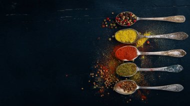 Baharat ve otlar. Baharatlar büyük bir ürün yelpazesine. Hint Mutfak. Ahşap masanın üstünde. Üstten Görünüm. Metin için boş alan.