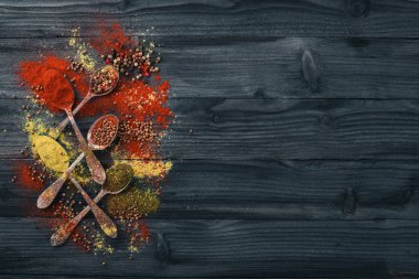 Baharat ve otlar. Baharatlar büyük bir ürün yelpazesine. Hint Mutfak. Ahşap masanın üstünde. Üstten Görünüm. Metin için boş alan.