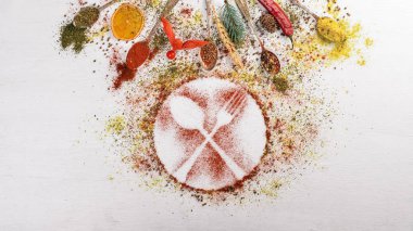 Baharat ve otlar. Baharatlar büyük bir ürün yelpazesine. Hint Mutfak. Ahşap masanın üstünde. Üstten Görünüm. Metin için boş alan.