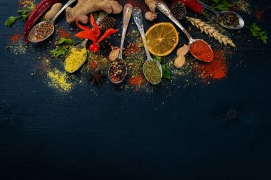 Baharat ve otlar. Baharatlar büyük bir ürün yelpazesine. Hint Mutfak. Ahşap masanın üstünde. Üstten Görünüm. Metin için boş alan.