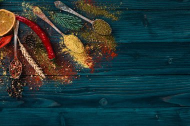 Baharat ve otlar. Baharatlar büyük bir ürün yelpazesine. Hint Mutfak. Ahşap masanın üstünde. Üstten Görünüm. Metin için boş alan.