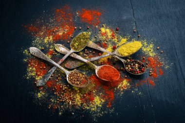 Baharat ve otlar. Baharatlar büyük bir ürün yelpazesine. Hint Mutfak. Ahşap masanın üstünde. Üstten Görünüm. Metin için boş alan.