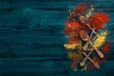Baharat ve otlar. Baharatlar büyük bir ürün yelpazesine. Hint Mutfak. Ahşap masanın üstünde. Üstten Görünüm. Metin için boş alan.