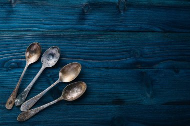 Eski çatal bıçak takımı. Ahşap bir arka plan üzerinde. Üstten Görünüm. Metin için boş alan.