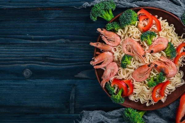 Comida asiática com frutos do mar e legumes. Camarão, brócolis, páprica, especiarias. Vista superior. Espaço livre para texto . — Fotografia de Stock