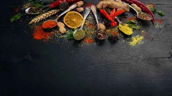 Spezie ed erbe aromatiche. Un vasto assortimento di spezie. Cucina indiana. Sul tavolo di legno. Vista dall'alto. Spazio libero per il testo . — Foto Stock
