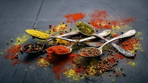 Spezie ed erbe aromatiche. Un vasto assortimento di spezie. Cucina indiana. Sul tavolo di legno. Vista dall'alto. Spazio libero per il testo . — Foto Stock