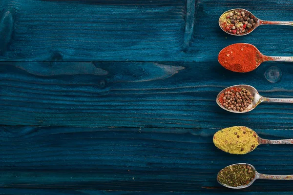 Koření a byliny. Velký sortiment koření. Indická kuchyně. Na dřevěný stůl. Pohled shora. Volné místo pro text. — Stock fotografie