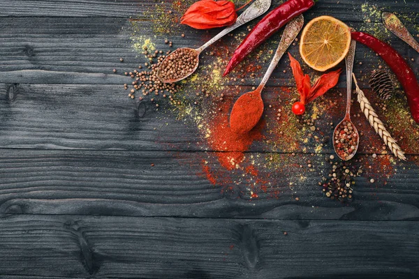 Spezie ed erbe aromatiche. Un vasto assortimento di spezie. Cucina indiana. Sul tavolo di legno. Vista dall'alto. Spazio libero per il testo . — Foto Stock