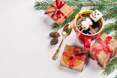 Çam ağacı, sıcak çikolata ve krema ile Noel arka plan. Kopya alanı ile Üstten Görünüm