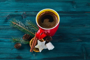 Çam ağacı, sıcak çikolata ve krema ile Noel arka plan. Kopya alanı ile Üstten Görünüm