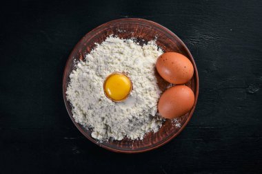 Yemek pişirmek için hazırlık. Ahşap bir arka plan üzerinde. Üstten Görünüm. Metniniz için boş alan.