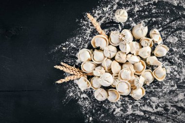 Ev yapımı Ravioli. Taze hamur ve rustik tabloya geleneksel mantı.