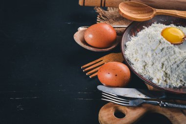 Yemek pişirmek için hazırlık. Ahşap bir arka plan üzerinde. Üstten Görünüm. Metniniz için boş alan.