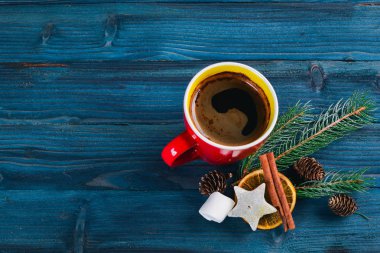 Çam ağacı, sıcak çikolata ve krema ile Noel arka plan. Kopya alanı ile Üstten Görünüm