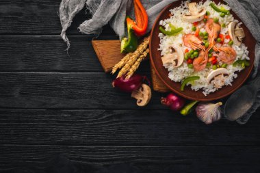 Risotto ile karides ve sebze. Deniz ürünleri. Asya mutfağı. Ahşap doku arka plan. Üstten Görünüm. Boş alan.