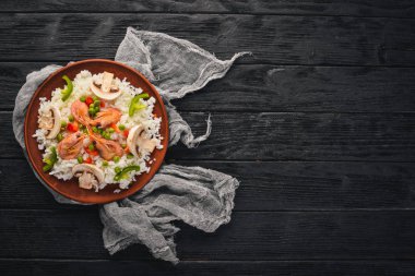 Risotto ile karides ve sebze. Deniz ürünleri. Asya mutfağı. Ahşap doku arka plan. Üstten Görünüm. Boş alan.