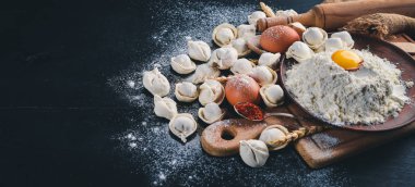 Ev yapımı Ravioli. Taze hamur ve rustik tabloya geleneksel mantı.