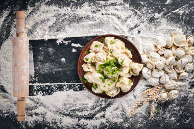 Ev yapımı Ravioli. Taze hamur ve rustik tabloya geleneksel mantı.