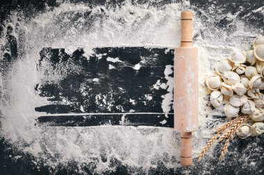 Geleneksel Rus mantı, mantı, mantı siyah beton zemin üzerine etli. Üstten Görünüm. Boşaltmak.