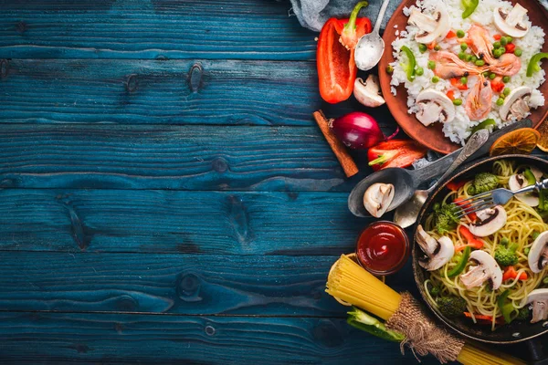 アジア料理のセットです。エビのリゾットは野菜と麺します。魚介類。木製テクスチャ背景。平面図です。空き容量. — ストック写真