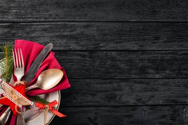 Noel masa dekorasyon. Noel yemek tabağı, çatal bıçak takımı şenlikli dekorasyon dekore edilmiştir. Kış tatili. Noel kartı. Metniniz için boş alan. Mutlu Noeller, mutlu yeni yıl.