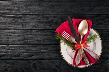 Noel masa dekorasyon. Noel yemek tabağı, çatal bıçak takımı şenlikli dekorasyon dekore edilmiştir. Kış tatili. Noel kartı. Metniniz için boş alan. Mutlu Noeller, mutlu yeni yıl.