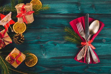Ahşap arka plan üzerinde plaka ile Noel hizmet çatal bıçak takımı.