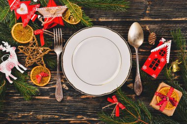 Noel masa dekorasyon. Noel yemek tabağı, çatal bıçak takımı şenlikli dekorasyon dekore edilmiştir. Kış tatili. Noel kartı. Metniniz için boş alan. Mutlu Noeller, mutlu yeni yıl.