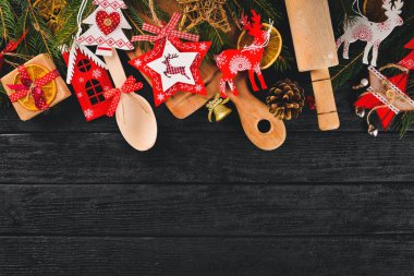 Noel ve yeni yıl. Yemek pişirmek için hazırlanıyor. Metniniz için boş alan. Üstten Görünüm.