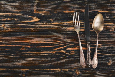 Çatal bıçak takımı. Vintage bir ahşap zemin üzerinde. Üstten Görünüm. Metin için boş alan.