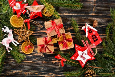 Noel ağacı ve Noel ağacı süslemeleri ile Noel arka plan.