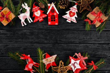 Noel ağacı ve Noel ağacı süslemeleri ile Noel arka plan.