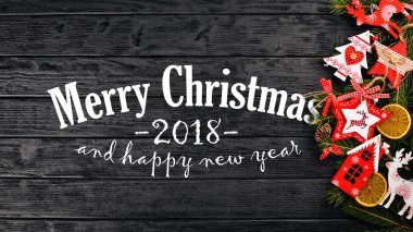 Noel Noel ağacı ve yılbaşı ağacı süsleri ve ahşap arka plan üzerinde neşeli Noel ve mutlu yeni yıl 2018 metin arka plan.