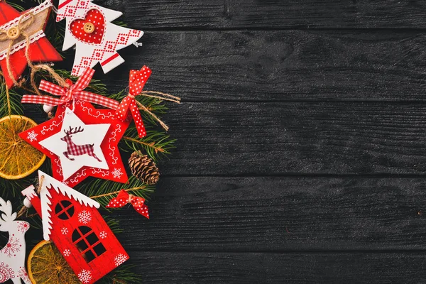 Sfondo natalizio con albero di Natale e decorazioni dell'albero di Natale . — Foto Stock