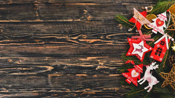 Sfondo natalizio con albero di Natale e decorazioni dell'albero di Natale . — Foto Stock