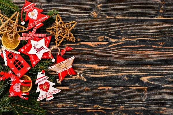 Sfondo natalizio con albero di Natale e decorazioni dell'albero di Natale . — Foto Stock